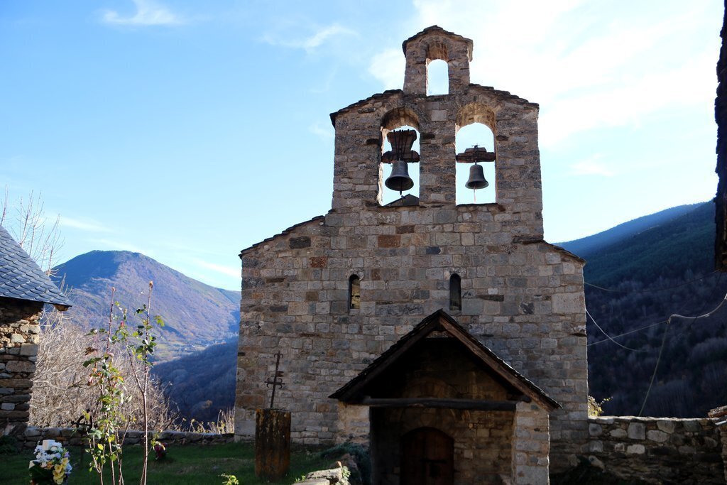 Pla general de l'església de Santa Maria de Cardet on han repicat les campanes el 30 de novembre del 2020. (horitzontal)