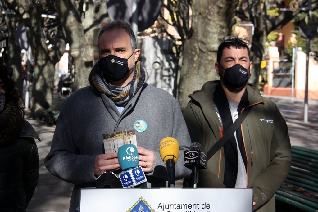 Pla mitjà de l'alcalde de la Seu d'Urgell, Jordi Fàbrega, i el vicealcalde, Francesc Viaplana, presentant el programa nadalenc 'El Món Màgic de les Muntanyes' al passeig Joan Brudieu. Imatge del 30 de novembre de 2020 (Horitzontal).
