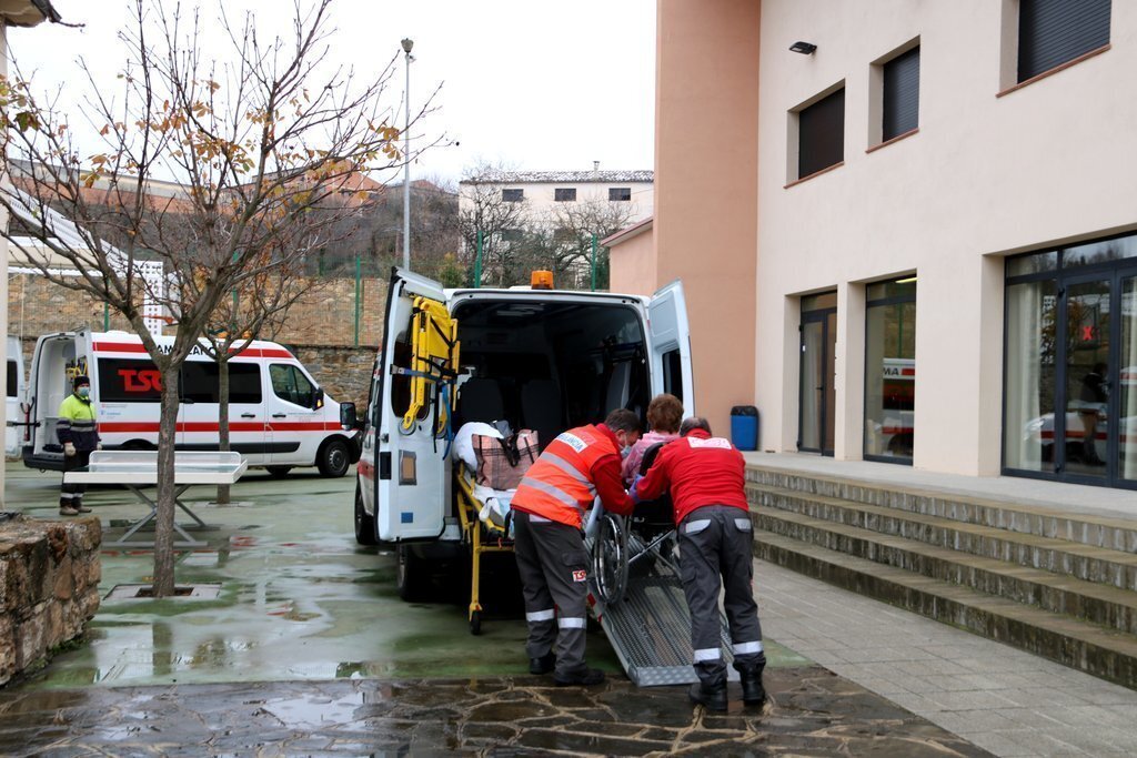 Pla general d'una ambulància a l'alberg de Tremp on s'han traslladat  pacients de l'Hospital Comarcal del Pallars. Imatge del 7 de desembre del 2020. (horitzontal)