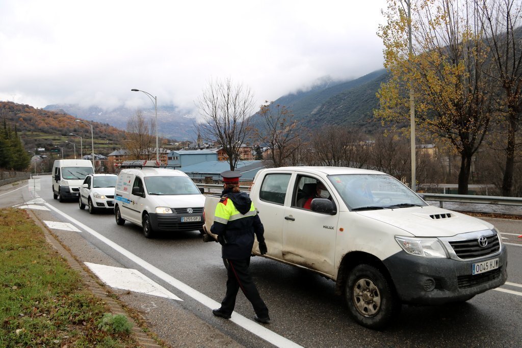 Pla general d'una cua de cotxes en un control de mobilitat dels Mossos a la sortida de sort (N-260) el 4 de desembre del 2020. (horitzontal)