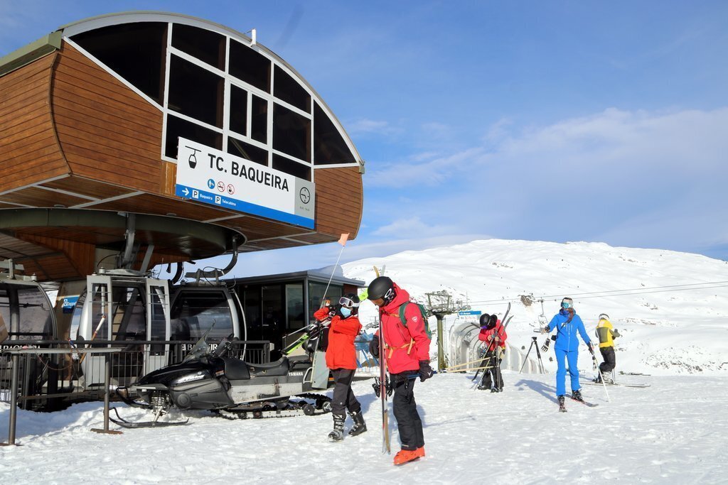 Pla general d'un dels remuntadors de l'estació d'esquí de Baqueira Beret amb algun esquiador al davant. Imatge del 14 de desembre del 2020. (horitzontal)