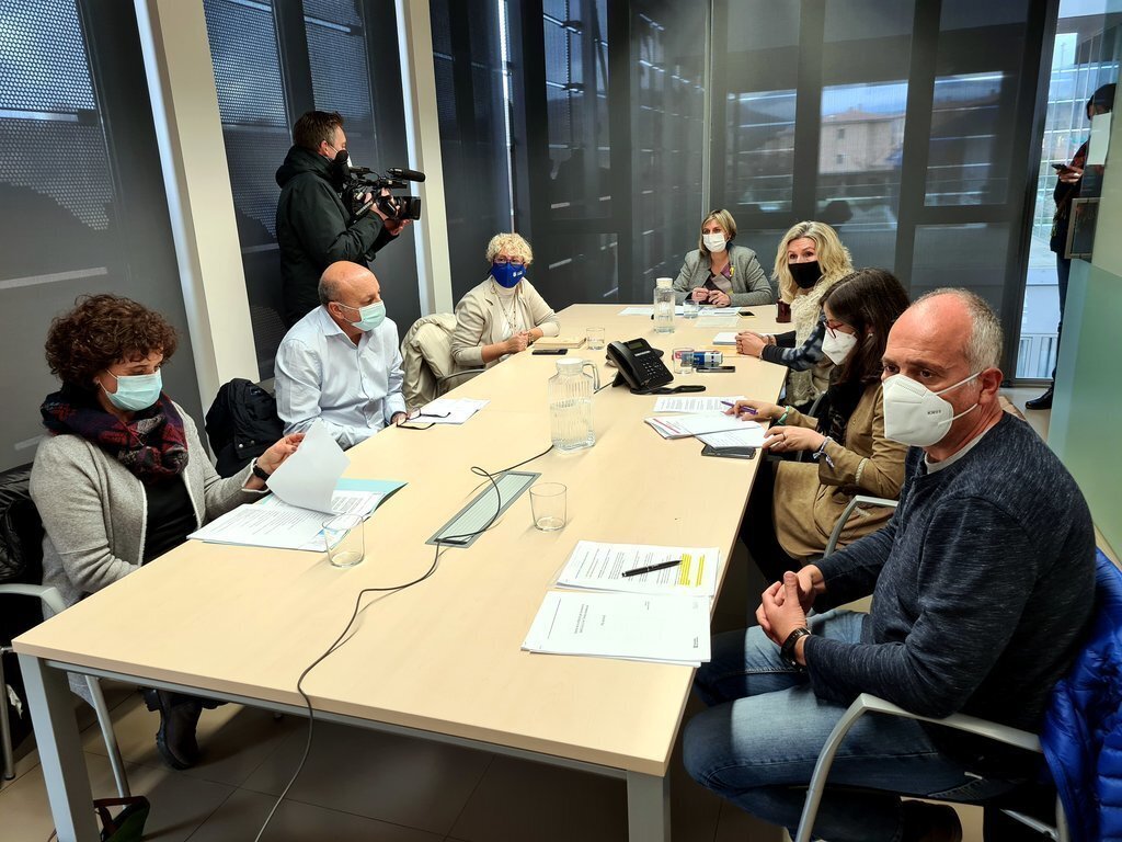 Pla general de la reunió que ha mantingut la consellera de Salut, Alba Vergés, des de Tremp amb responsables de Salut i de les residències del Pirineu. Imatge del 15 de desembre del 2020. (horitzontal)