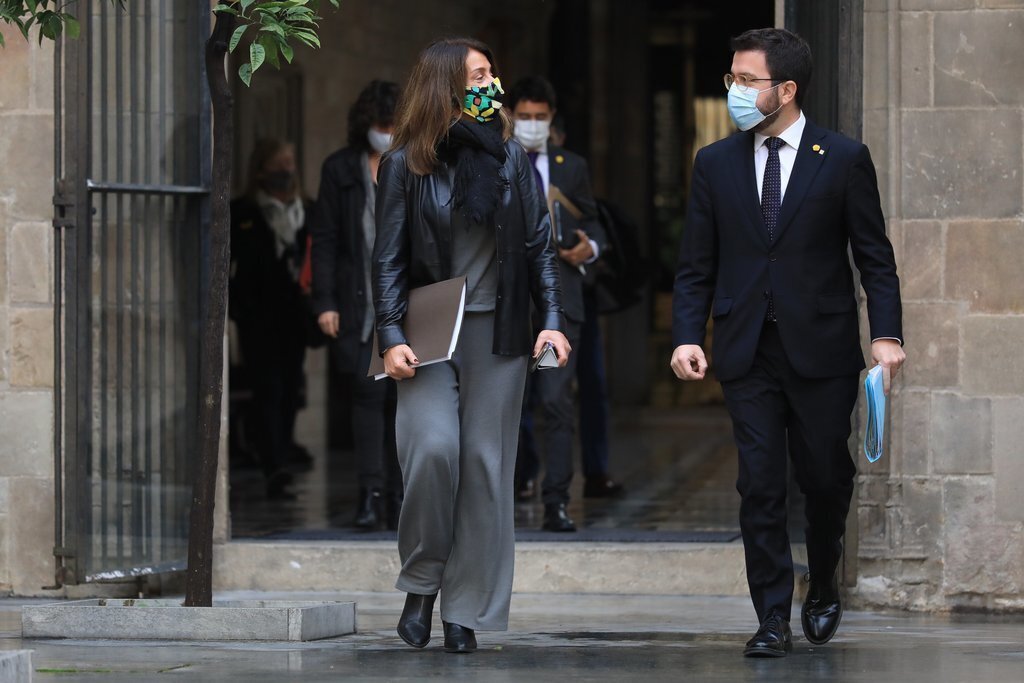 El vicepresident amb funcions de president, Pere Aragonès, i la consellera Meritxell Budó, al Pati dels Tarongers abans de la reunió del Consell Executiu del Govern, el 15 de desembre de 2020 (Horitzontal)