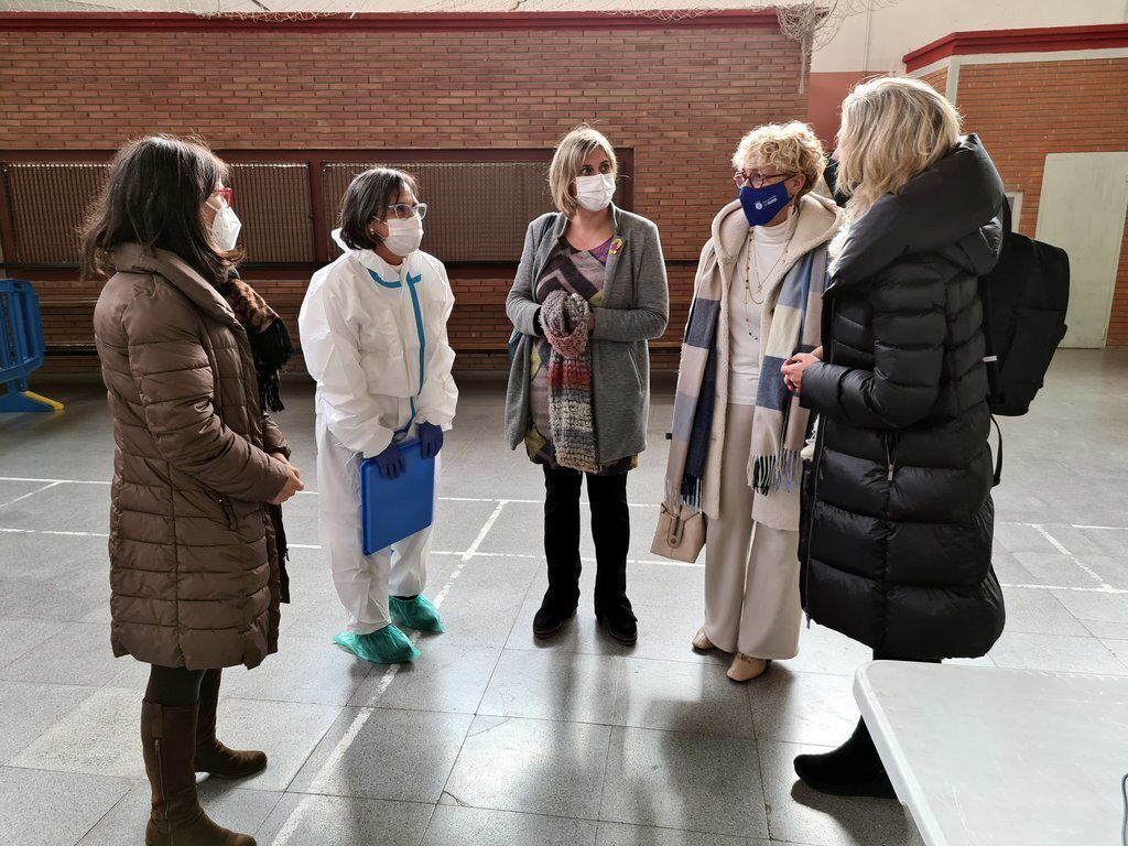 Pla general de la consellera de Salut, Alba Vergés, acompanyada de l'alcaldessa de Tremp, Maria Pilar Cases, a la sala on es fan cribratges a Tremp. Imatge del 15 de desembre del 2020. (horitzontal)