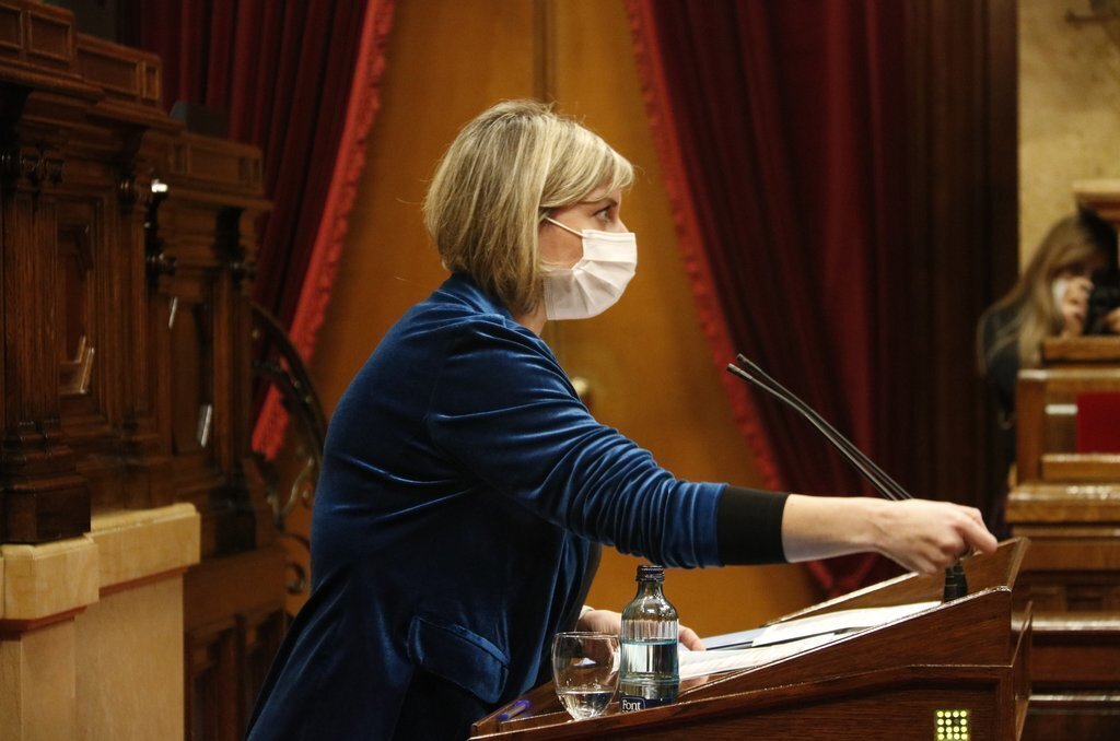 Pla mitjà de perfil de la consellera de Salut, Alba Vergés, intervenint al ple del Parlament del 16 de desembre de 2020 (Horitzontal)