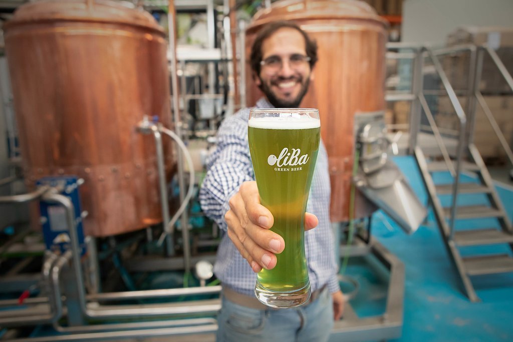 Ivan Caelles mostrant una cervesa Oliba Green Beer el 8 de maig del 2020. (horitzontal)