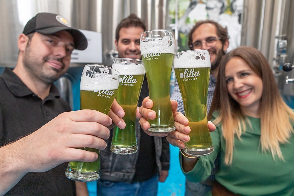 L'equip d'OlibaGreen Beer brindant amb una cervesa el 8 de maig del 2020. (horitzontal)