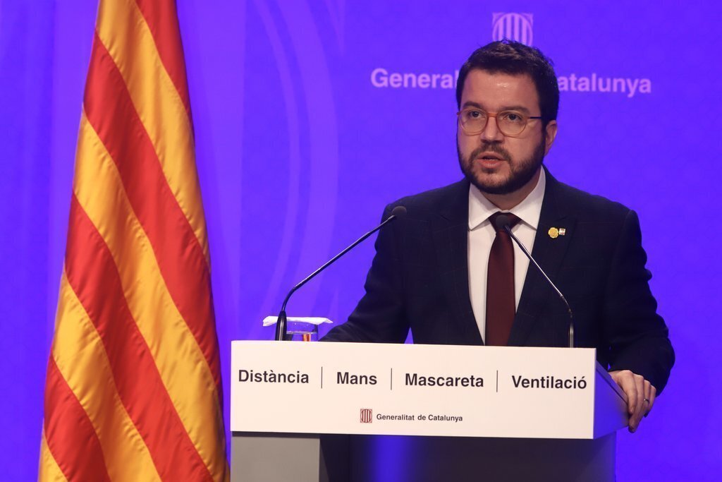 Pla mitjà del vicepresident del Govern amb funcions de president, Pere Aragonès, en roda de premsa des del Palau de la Generalitat. 18 de desembre del 2020. (Horitzontal)