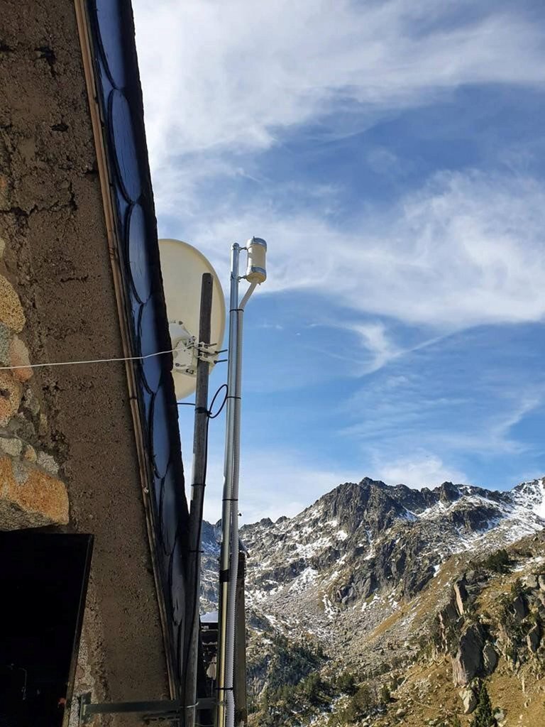 Pla general del nou sensor instal·lat al parc natural d'Aigüestortes. Imatge cedida el 20 de desembre del 2020 (Vertical)