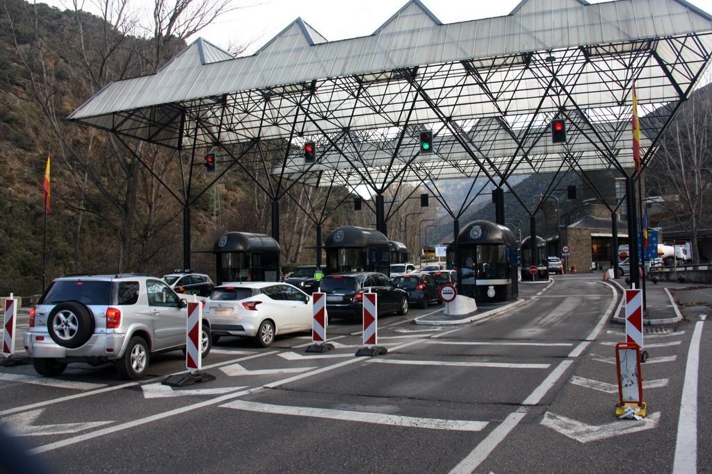 Pla obert on es veuen cotxes provinents de l'Alt Urgell accedint a Andorra a través de la frontera, en el primer dia que es recupera la mobilitat pels residents de tots dos territoris. Imatge del 21 de desembre de 2020 (Horitzontal).