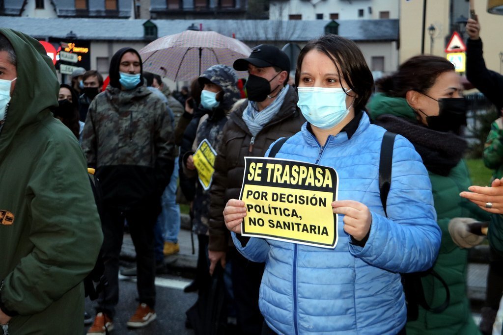 Pla de detall d'una noia amb un cartell a la manifestació de la Val d'Aran el 21 de desembre del 2020. (horitzontal)