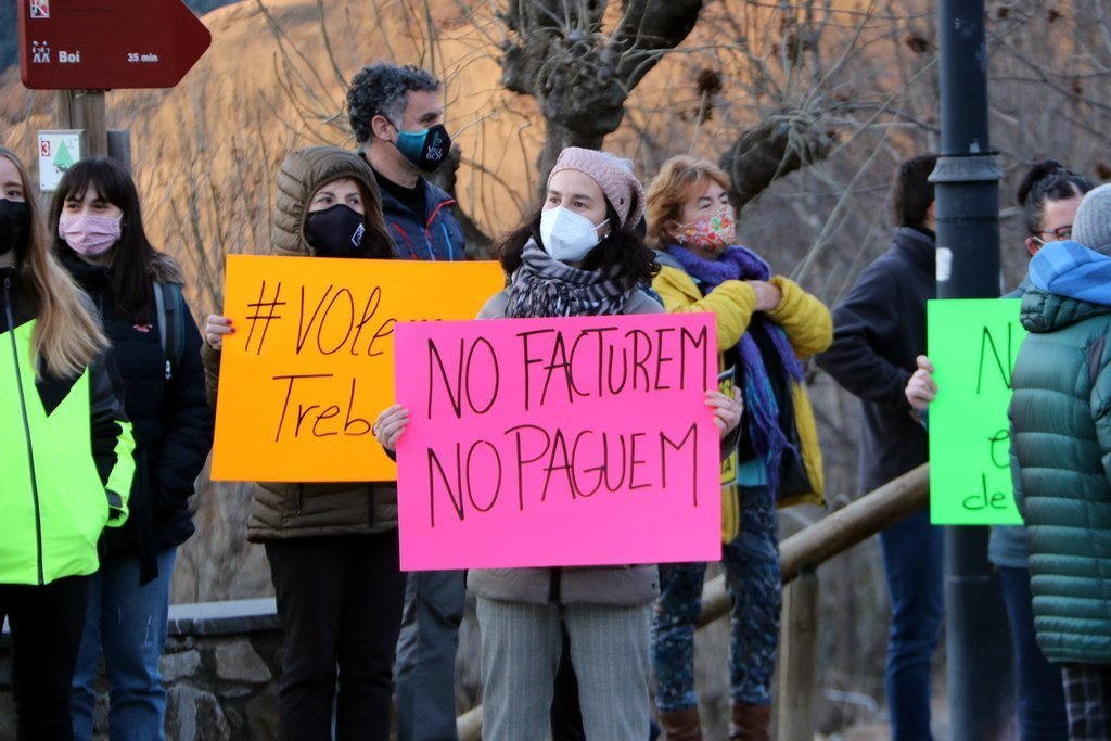 Pla mig d'una manifestant amb una pancarta on s'hi pot llegir 'No facturem, no paguem' el dia 22 de desembre del 2020 a Taüll. (horitzontal)