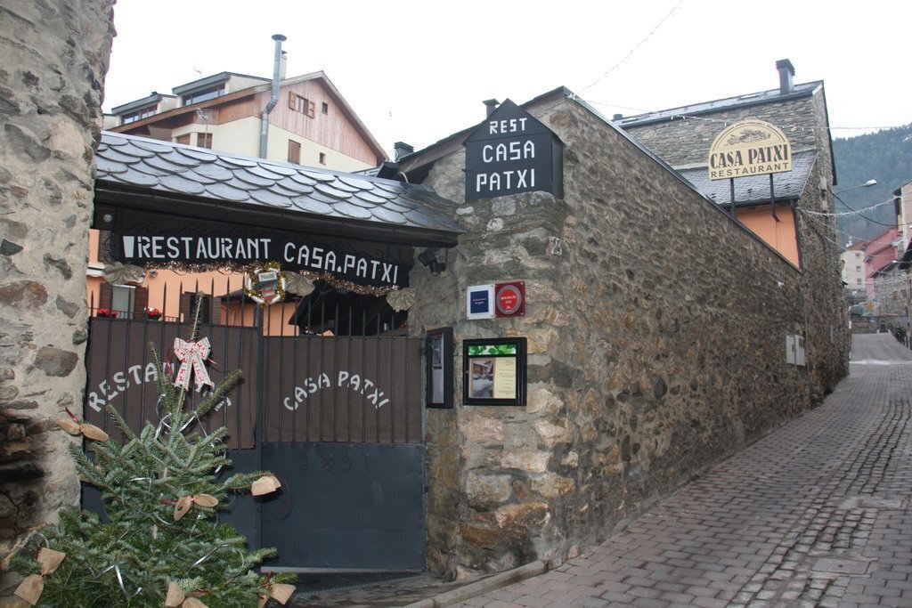 Imatge del restaurant Casa Patxi d'Alp, amb la porta tancada pel tancament perimetral de la Cerdanya, el 23 de desembre del 2020. (Horitzontal)