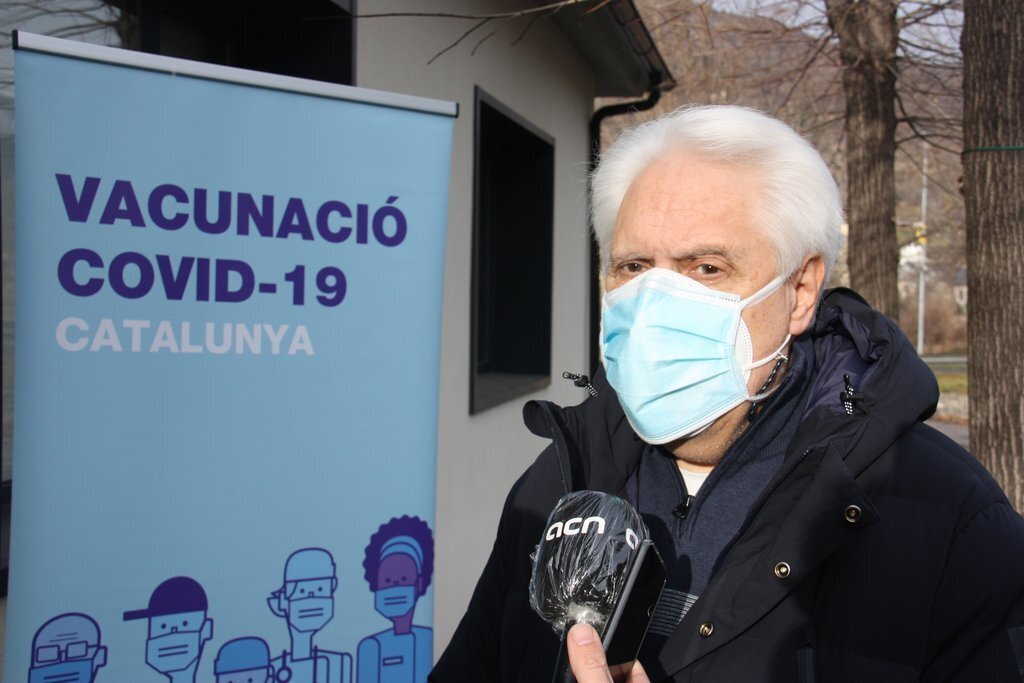 Pla mitjà del metge de la Residència Serafí Casanovas de Sort i director mèdic del Pallars Sobirà, Miquel Brecha, atenent als mitjans de comunicació després de rebre les vacunes de la covid-19 al centre. Imatge del 30 de desembre de 2020 (Horitzontal).