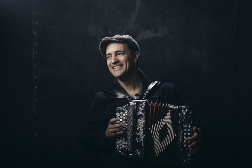 Pla mitjà de l'acordionista Joan Garriga, un dels artistes que actuaran a la trentena edició del Dansàneu. Imatge del 4 de gener de 2020 (Horitzontal).