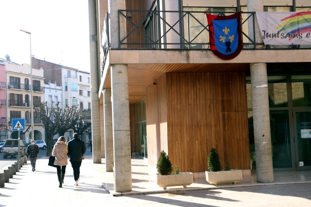 Pla general de la façana de l'Ajuntament de Tremp amb un crespó negre. Imatge del 8 de gener del 2021. (horitzontal)
