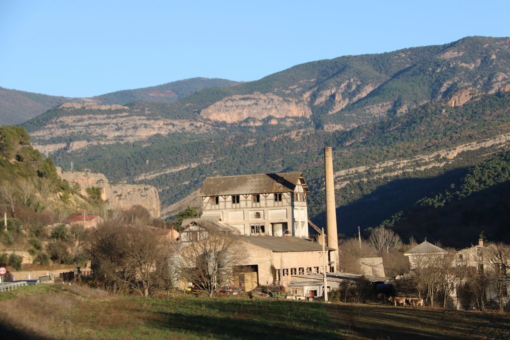 Panoràmica de la cimentera de la Pobla de Segur, al Pallars Jussà, ubicada a la sortida de la localitat. Imatge de l'11 de gener del 2021. (horitozontal)