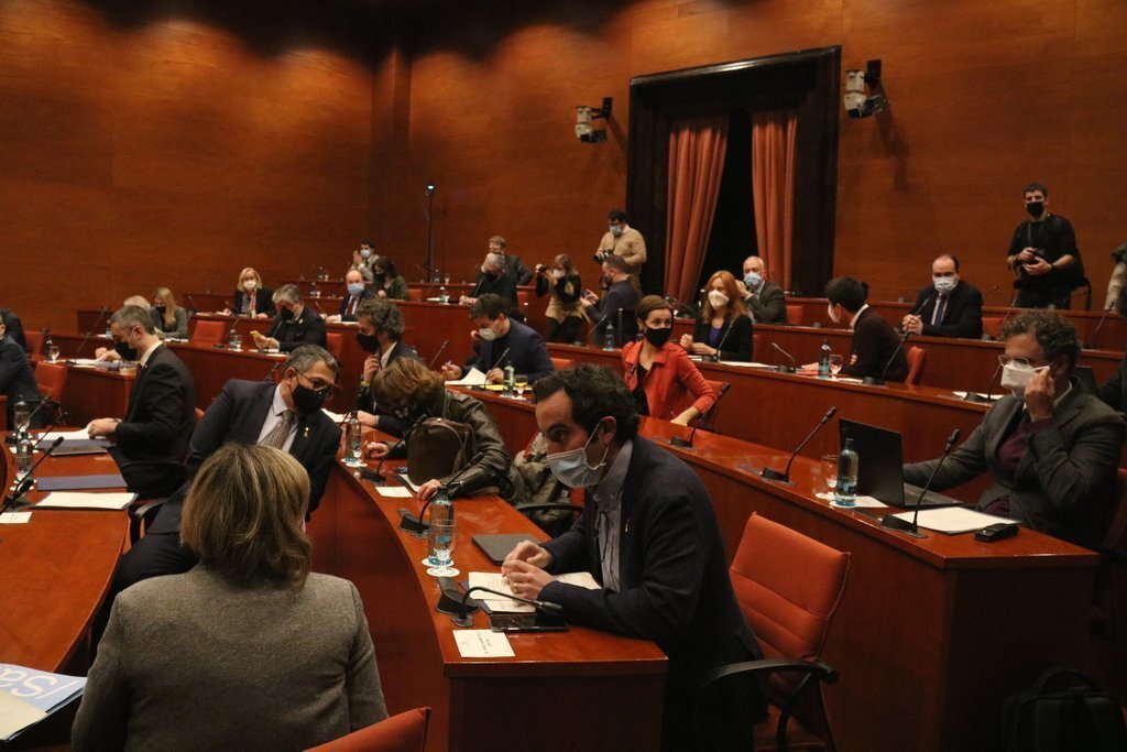 Pla general de la taula de partits al Parlament sobre les eleccions del 14-F. 15 de gener del 2021, amb la consellera de Salut, Alba Vergés, parlant amb el secretari general de Salut, Marc Ramentol, en primer terme. (Horitzontal)