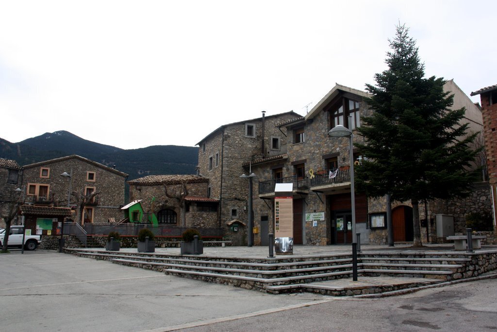 Pla obert de la plaça Serra del Cadí i l'edifici de l'Ajuntament de Josa i Tuixén (Alt Urgell), on també hi ha el Museu de les Trementinaires. Imatge de l'1 de desembre de 2020 (Horitzontal).