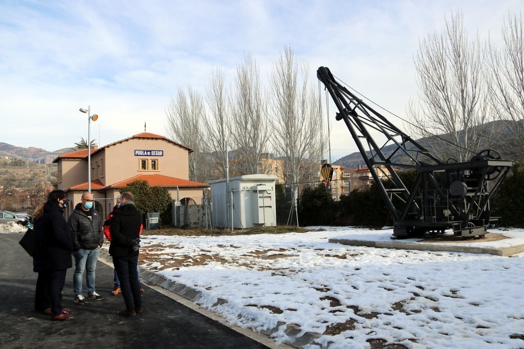 Pla general de la visita del president de Ferrocarrils de la Generalitat de Catalunya (FGC), Ricard Font, i l'alcalde de La Pobla de Segur, Marc Baró, a l'entorn de l'estació de la Pobla de Segur el 20 de gener del 2021. (horitzontal)