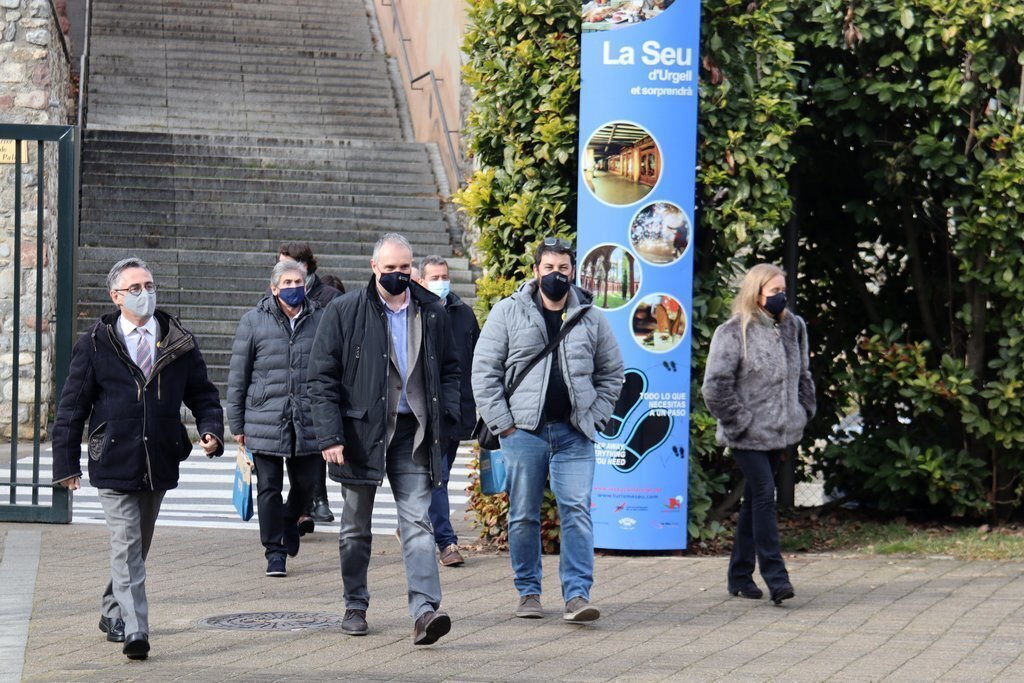 Pla obert del conseller d'Empresa i Coneixement, Ramon Tremosa, l'alcalde de la Seu d'Urgell, Jordi Fàbrega, el vicealcalde Francesc Viaplana i diversos regidors arribant al Parc Olímpic del Segre. Imatge del 21 de gener de 2021 (Horitzontal).