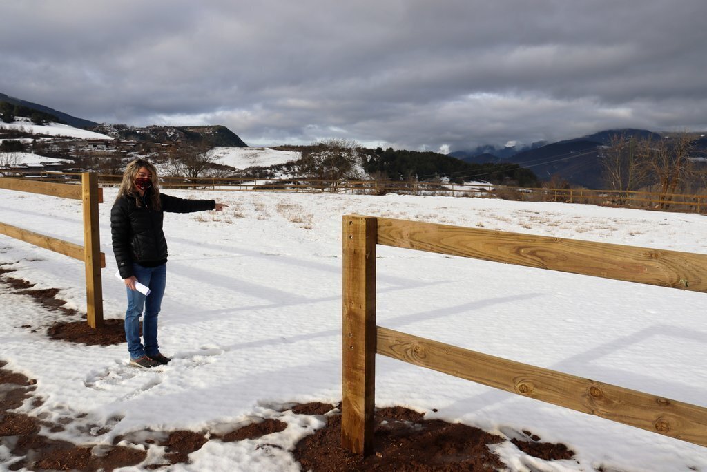 Pla general de la responsable del centre de rehabilitació de cavalls Equí Salut, Olga Ferrer, a la finca de Bellver de Cerdanya on s'ubicarà l'equipament. Imatge del 21 de gener de 2021 (Horitzontal).