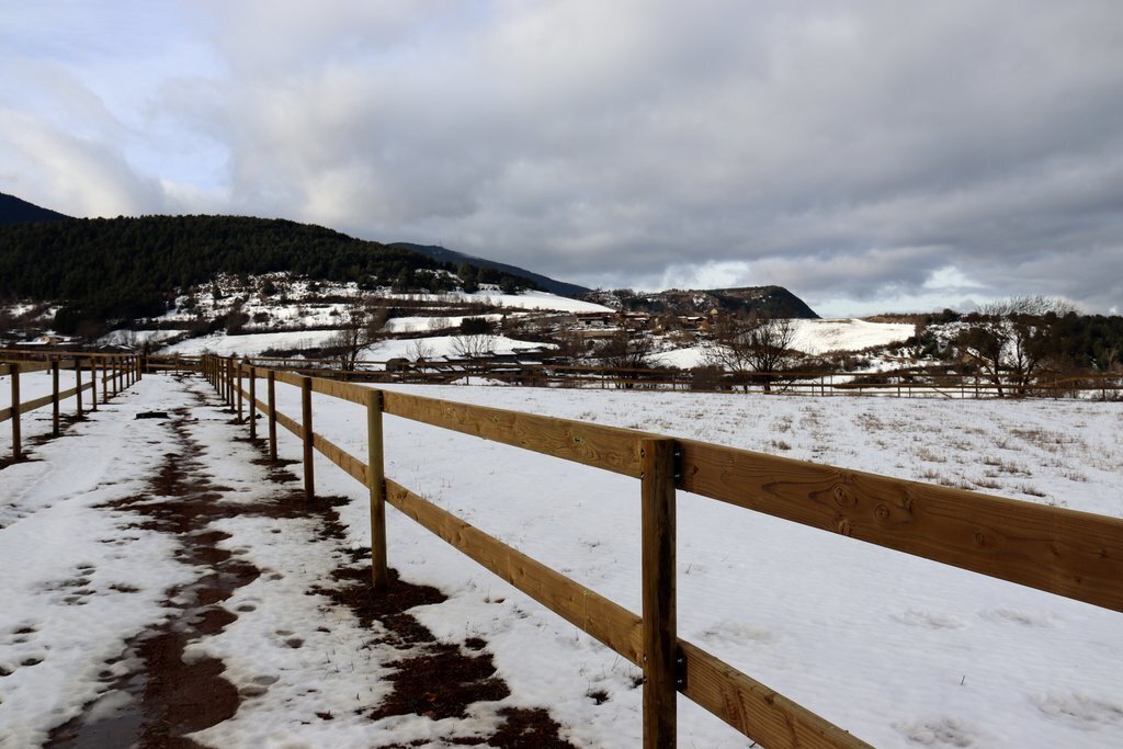 Pla obert del tancat de fusta instal·lat a la finca de Bellver de Cerdanya on s'ubicarà el centre de rehabilitació de cavalls Equí Salut. Imatge del 21 de gener de 2021 (Horitzontal).
