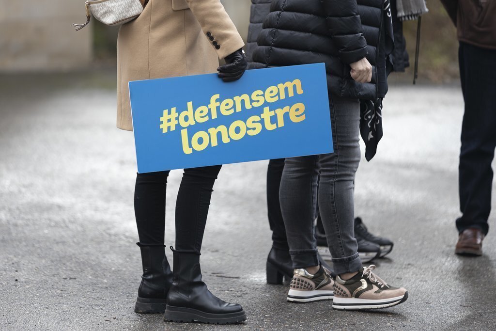Pla detall d'un cartell de l'acte del PDeCAT a Bassella. Imatge del 30 de gener de 2021. (Horitzontal)