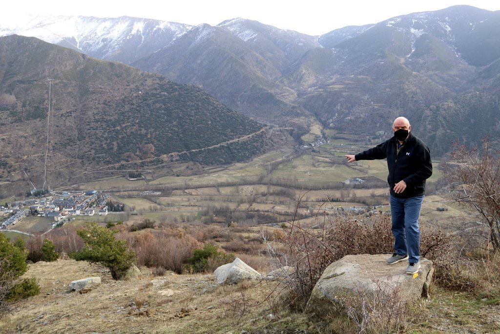 Pla general de, Josep Ventura, expert en geomorfologia glacial del Parc Natural de l'Alt Pirineu mostra on estava la glacera de la Noguera Pallaresa a l'altura d'Esterri d'Àneu. Imatge del 5 de febrer del 2021. (horitzontal)
