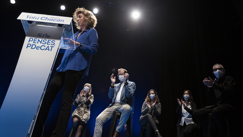 Imatge de la candidata del PDeCAT a les eleccions, Àngels Chacón, en un acte de campanya a Mollerusa (Pla d'Urgell). Imatge del 5 de febrer de 2021. (Horitzontal)