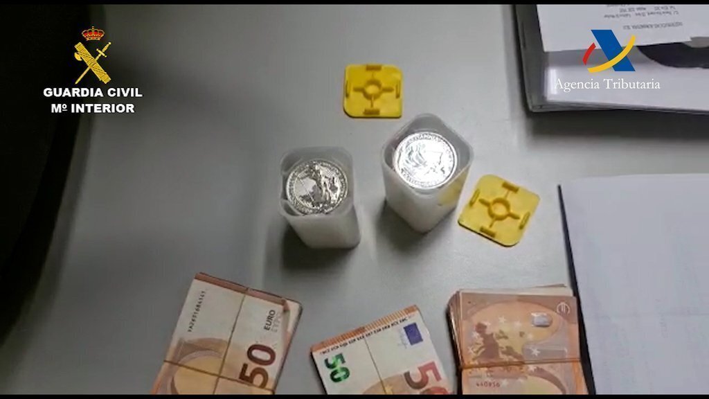 Pla de detall on es veuen diverses de les monedes de plata de col·lecció decomissades per la Guàrdia Civil a la duana de la Farga de Moles, a les Valls de Valira (Alt Urgell). Imatge facilitada el 16 de febrer de 2021 (Horitzontal).