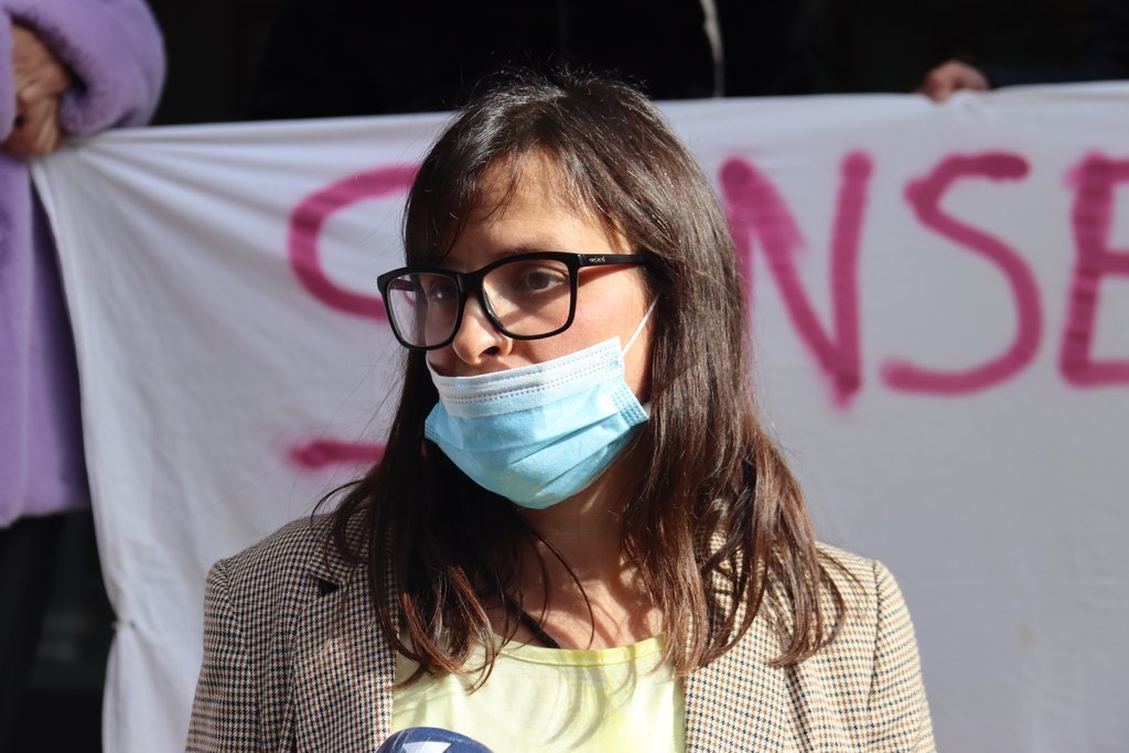 Pla tancat de la presidenta de l'associació Stop Violències d'Andorra, Vanessa Mendoza Cortés, atenent als mitjans de comunicació després d'haver anat a declarar a la justícia per haver parlat de l'avortament a l'ONU, el 17 de febrer de 2021 (Horitzontal)