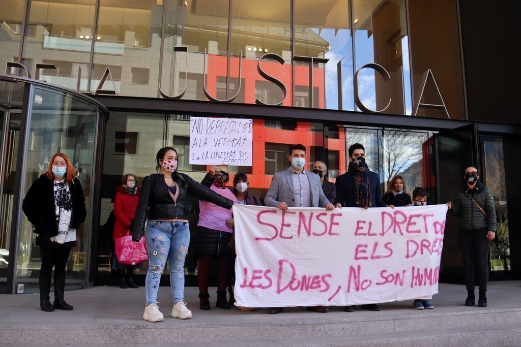 Pla obert de diverses persones que han anat a donar suport a la presidenta de l'associació Stop Violències d'Andorra, Vanessa Mendoza Cortés, el dia que ha declarat per parlar de l'avortament a l'ONU. Imatge del 17 de febrer de 2021 (Horitzontal).