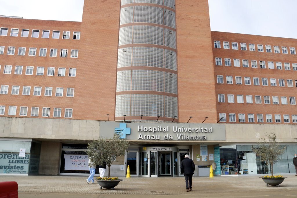 Pla obert de l'entrada de l'Hospital Universitari Arnau de Vilanova de Lleida. Imatge del 14 de gener de 2021. (Horitzontal)