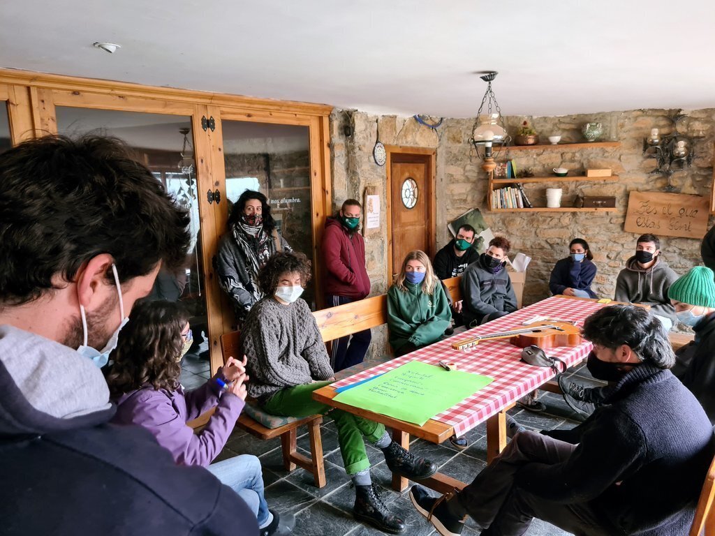 Pla general dels alumnes de l'Escola de Pastors de Catalunya durant  la primera sessió de presentació de la tretzena edició el 22 de febrer del 2021. (horitzontal)