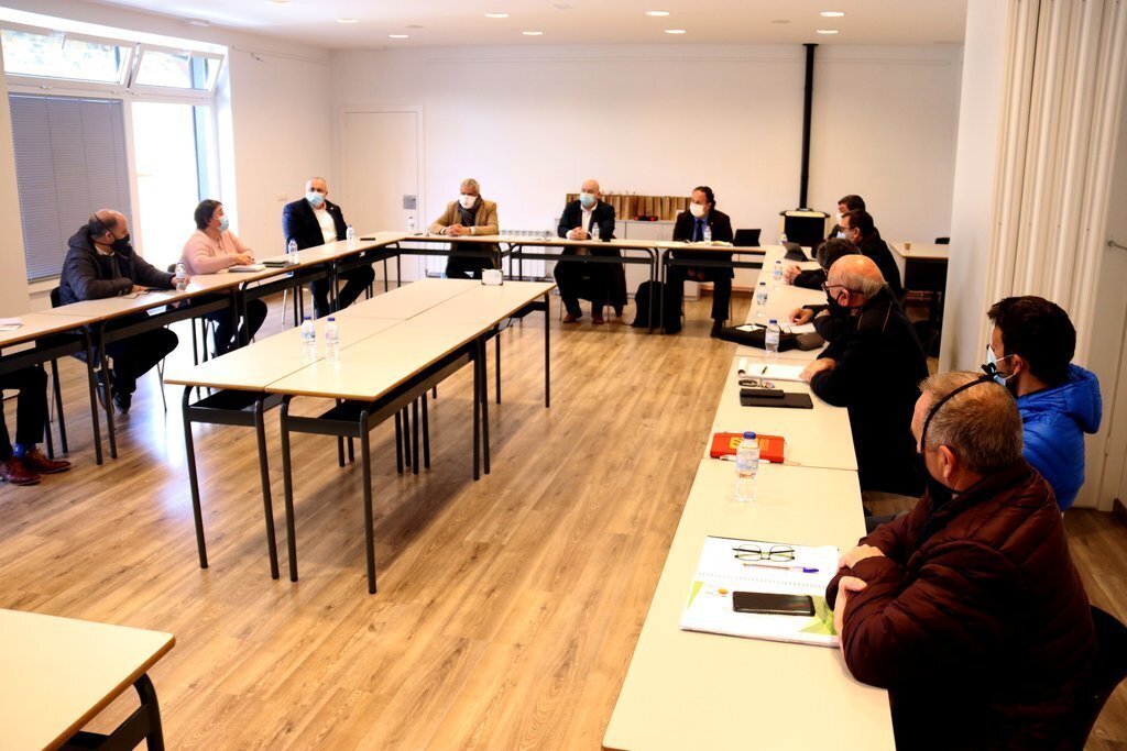 Pla obert de la reunió mantinguda entre diversos representants institucionals i les cambres de comerç de Girona, Barcelona i la Catalunya del Nord a Llívia (Cerdanya) per parlar del futur centre transfronterer d'FP, el 24 de febrer de 2021 (Horitzontal).