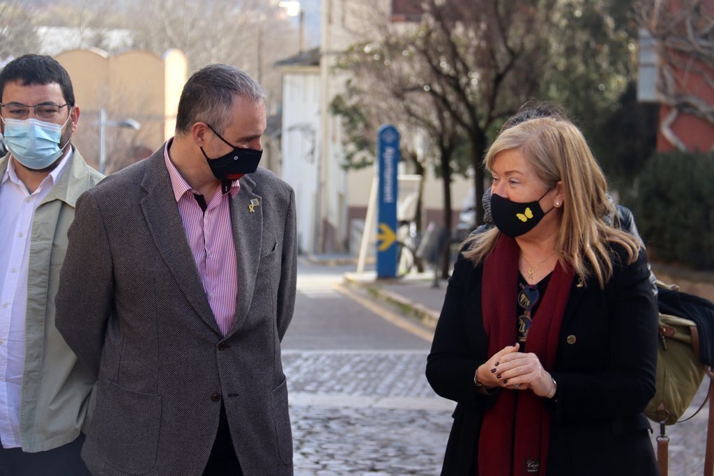 Pla obert de la consellera de Cultura, Àngels Ponsa, amb l'alcalde de la Seu d'Urgell, Jordi Fàbrega, durant la seva visita institucional a l'Alt Urgell. Imatge del 25 de febrer de 2021 (Horitzontal).