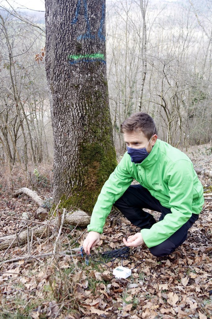 Un investigador mostra un dels mesuradors d'humitat d'una finca a Ribes de Freser (Ripollès) en una imatge publicada el 25 de febrer del 2021 (horitzontal)