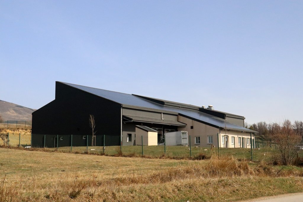 Pla general de l'exterior de l'edifici de l'escorxador transfronterer de la Cerdanya situat a Ur, en territori administrat per França. Imatge de l'1 de març de 2021 (Horitzontal).