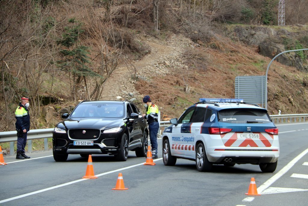 Pla general d'un control de mobilitat dels Mossos d'Esquadra a l'N-230 a l'Aran, el 2 de març del 2021. (horitzontal)