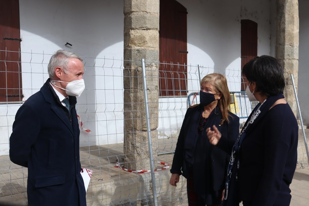 Pla americà de la consellera de Cultura, Àngels Ponsa, l'alcalde de Puigcerdà, Albert Piñeira, i la directora de la Biblioteca Comtat de Cerdanya, Maria Àngels Terrones, a l'exterior de l'equipament on estan fent obres, el 4 de març de 2021 (Horitzontal).