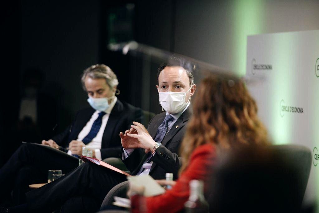 Pla mitjà del cap de govern d'Andorra, Xavier Espot, intervenint en un acte al Cercle d'Economia de Barcelona, on es veu al seu president, Javier Faus, al fons. Imatge facilitada pel govern d'Andorra el 9 de març de 2021 (Horitzontal).