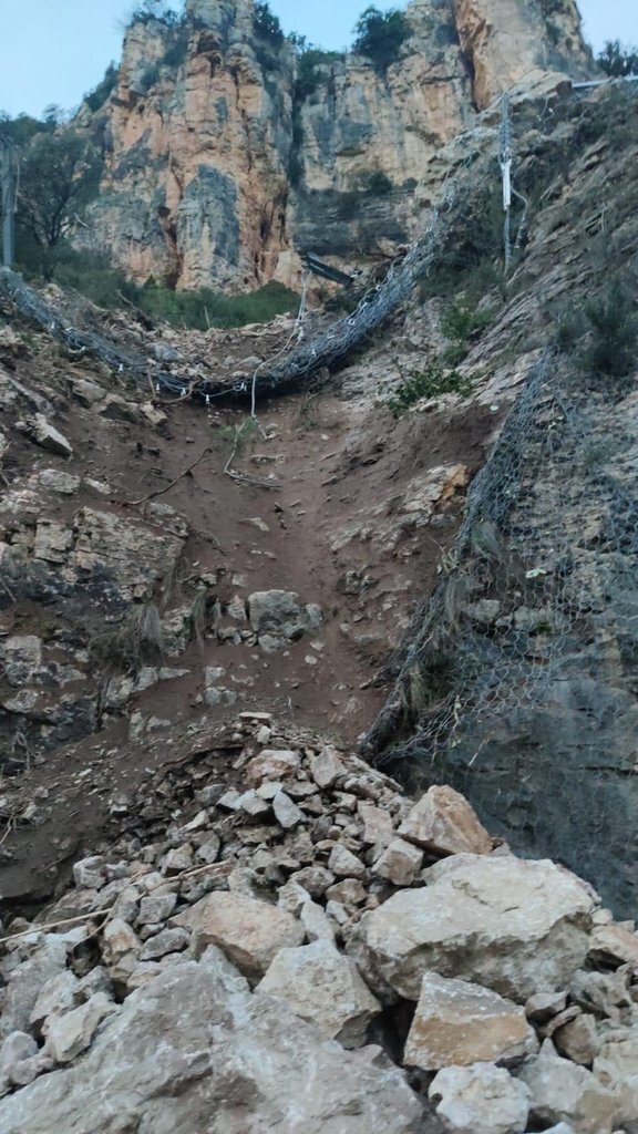 Pla obert on es pot veure l'esllavissada de grans dimensions que ha caigut a la línia de la Pobla després de trencar la malla protectora de la muntanya, el 12 de març de 2021. (Vertical)