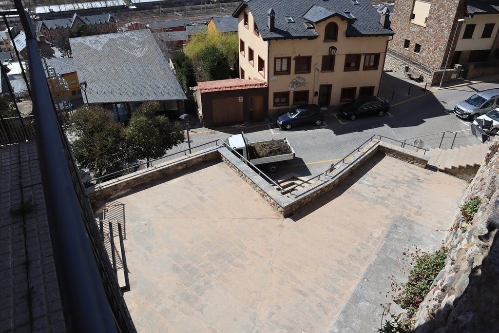 Placeta Josep Pla de Puigcerdà 2