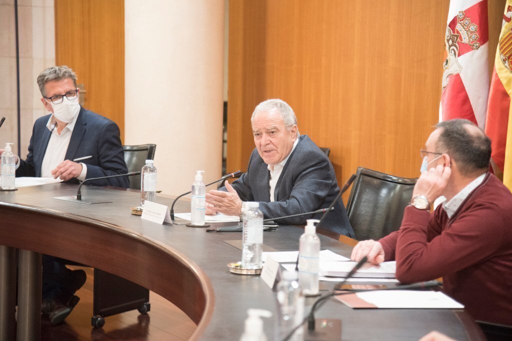 El president de la Diputació de Lleida, Joan Talarn, al costat del de la Diputació d'Osca, Miguel Garcia, durant la reunió on s'ha constituït la Comissió de seguiment de Mont-rebei, celebrada el 19 de març del 2021 a la Diputació d'Osca. (Horitzontal)