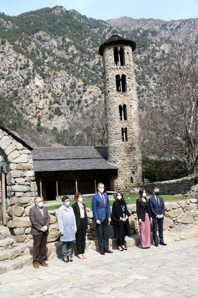 Pla general dels reis d'Espanya davant l'església de Santa Coloma d'Andorra el 26 de març del 2021. (vertical)