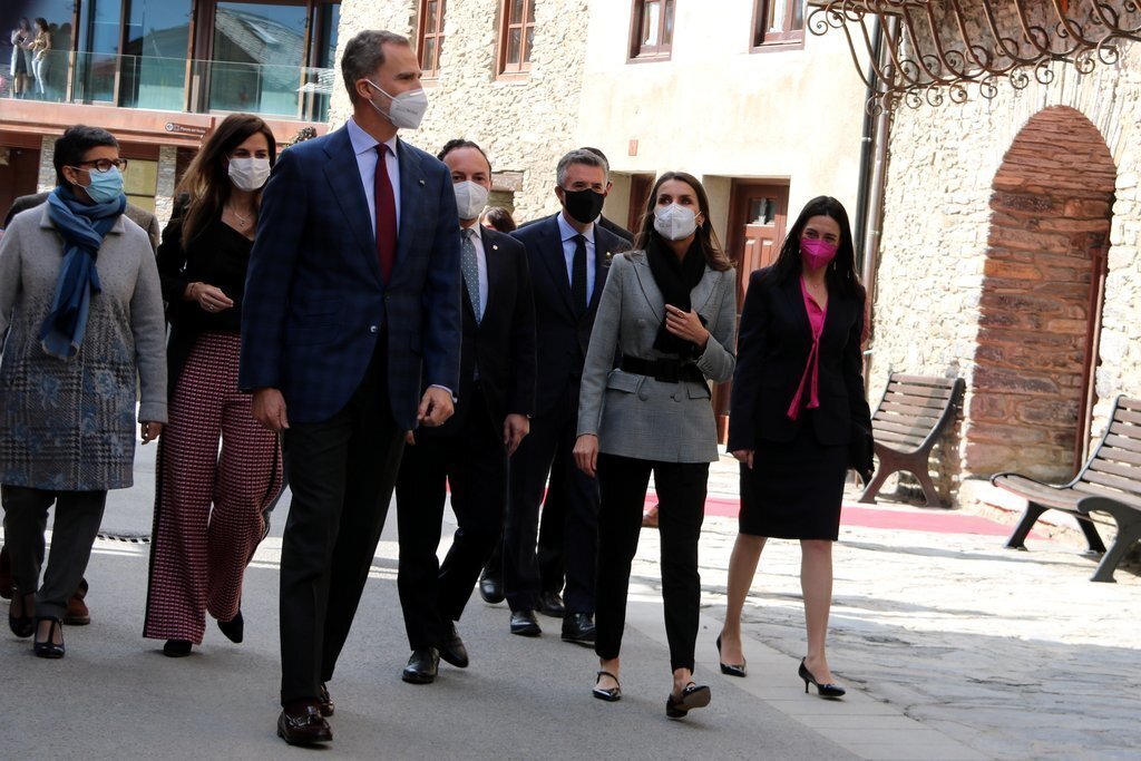 Pla general dels reis d'Espanya caminant per un carrer d'Ordino (Andorra) el 26 de març del 2021 acompanyats pel cap de govern d'Andorra. (horitzontal)