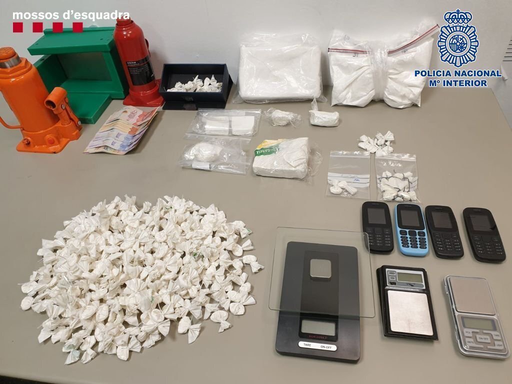 Pla detall de part de la droga i el material comissat pels Mossos. Imatge del 30 de març de 2021. (Horitzontal)