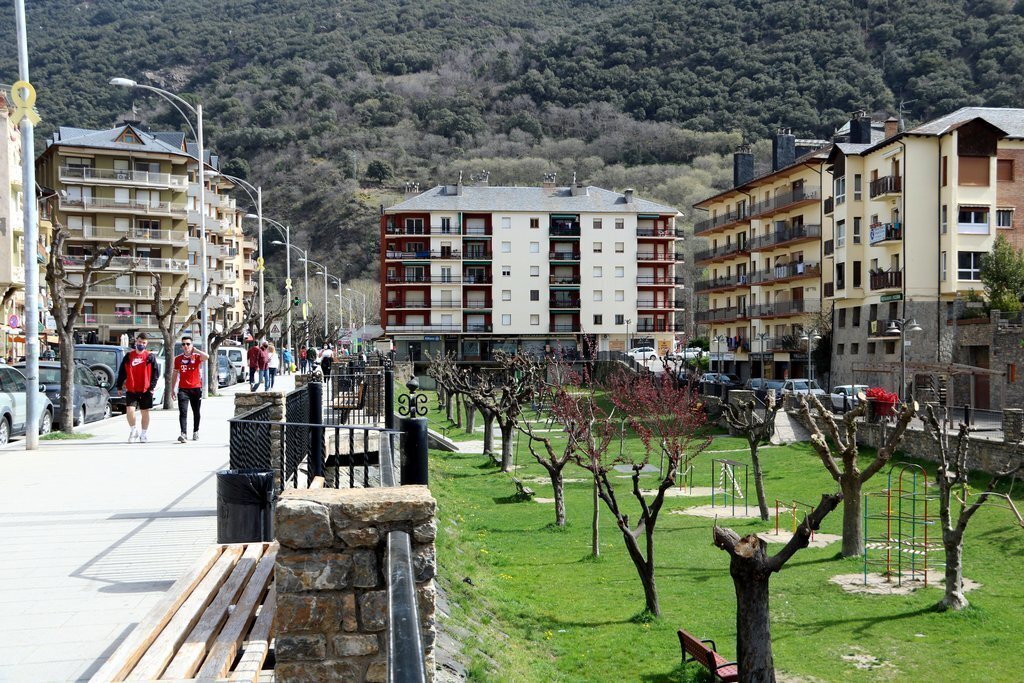 Pla general d'un parc infantil de Sort sense nens al estar tancat per l'augment de casos de la covid-10 a la capital del Pallars Sobirà. Imatge del 31 de març del 2021. (horitzontal)