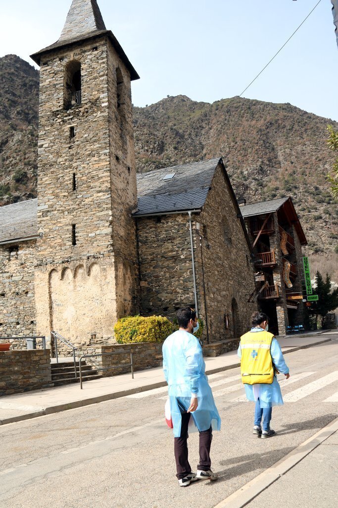 Un equip d'infermeres a Alins, al Pallars Sobirà, dirigint-se a un domicili per posar una vacuna contra la covid-19 l'1 d'abril del 2021. (vertical)